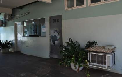 Mulher é denunciada após apertar os testículos e o pescoço do ex-marido em restaurante