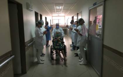Idosa que contraiu coronavírus recebe alta após passar mais de um mês na UTI