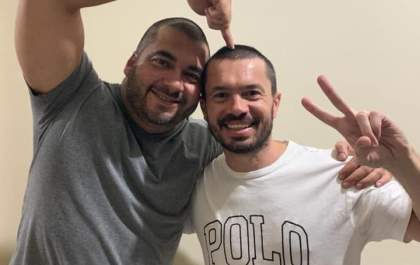 Amigos raspam a cabeça por doações ao asilo