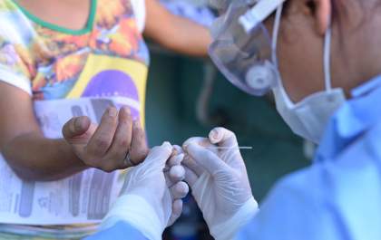 Pesquisa com testes de covid-19 será retomada nesta terça-feira