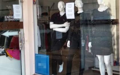 Comerciantes vestem preto em 'luto' pelo fechamento do comércio