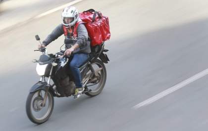 Identificação de motos utilizadas em serviços de entrega volta à pauta em Birigui