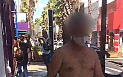 Homem nú anda só de máscara pelas ruas do Centro
