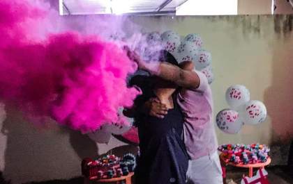 Em Três Lagoas, casal inova usando fumaça colorida para revelar sexo do bebê