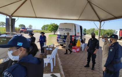 Tenente-coronel da PM Gil Alexandre visita barreira sanitária em Brasilândia