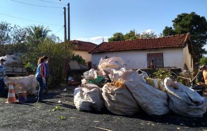 Prefeitura retira 20 toneladas de materiais inservíveis de imóvel em Penápolis
