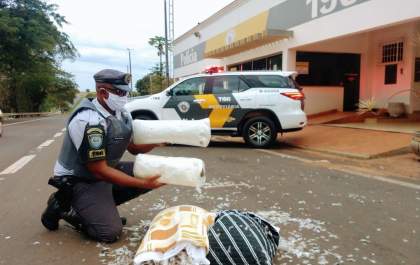 TOR surpreende casal transportando droga dentro de travesseiros