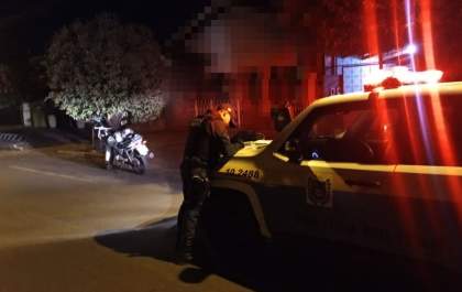 Jovem é flagrado pela PM em moto com placa adulterada