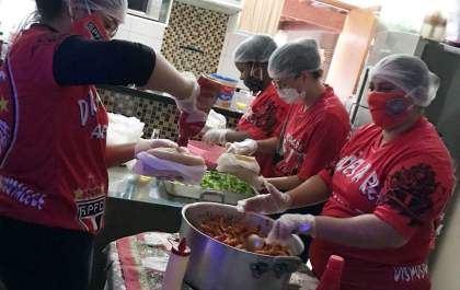 Torcida organizada entrega hot dog a pessoas em situação de rua em Araçatuba