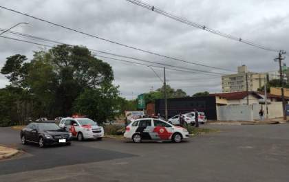 Trio é descoberto pela PM e abandona carro após furto a residência