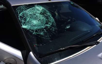 Idoso é ameaçado e tem carro quebrado com marreta após acidente de trânsito