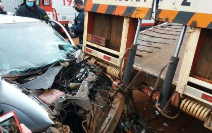 Motorista embriagado fica ferido ao bater o carro em reboque parado