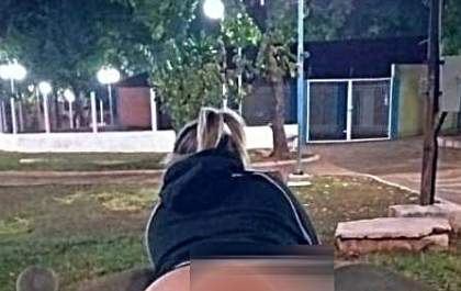 Mulher nua faz ensaio sensual em praça pública de Andradina