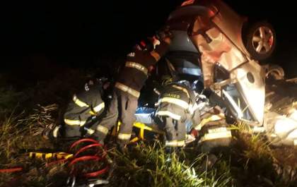 Motorista fica ferido ao capotar carro em rodovia