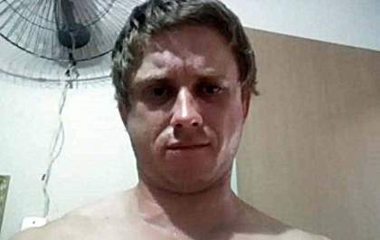 Homem ateia fogo no próprio corpo e grava vídeo