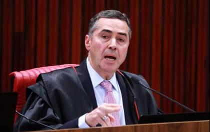 Barroso toma posse como presidente do TSE e sinaliza condições para adiar eleições municipais