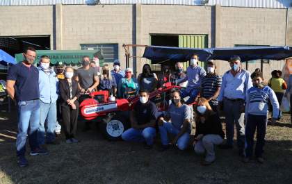 Tamiko entrega micro trator encanteirador para agricultura familiar