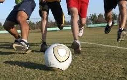 Esportistas desafiam fiscalização e fazem campeonatos de futebol