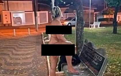 Mulher posa nua em ensaio fotográfico no meio de praça de Andradina
