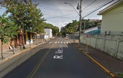 Construtor bate carro em ônibus ao dirigir após beber cerveja