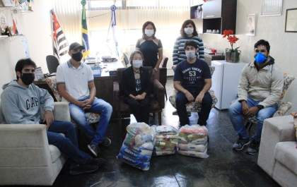 Jovens fazem doação de 140 cestas básicas a Campanha Covida