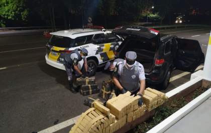 Motorista abandona Jeep carregado com droga após fugir da polícia