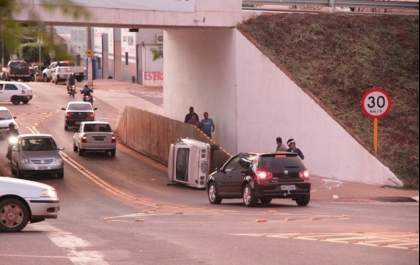 Edgar Dourado sugere passarela para dar segurança a moradores do Santa Cecília e Castanheiras&nbsp;