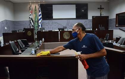 Sem público, sessão da Câmara de Araçatuba volta a ser realizada no Plenário