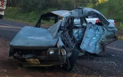 Acidente entre carro e caminhão deixa dois mortos