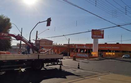 Governo de Andradina altera local de semáforo para melhorar mobilidade na avenida Guanabara