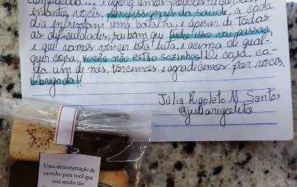 Criança confecciona homenagem para agradecer profissionais de saúde