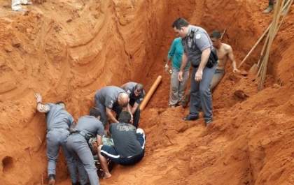 Homem é resgatado após ser soterrado em construção