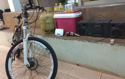 Ladrão em fuga pula muros, telhados e destrói área de lazer