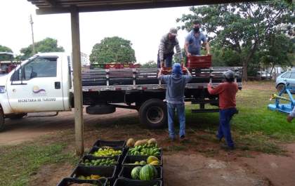 Assentados fazem doação de alimentos para mais carentes
