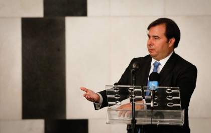 Maia aguarda proposta do governo para debater prorrogação de auxílio