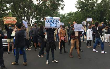Supermercado ‘ignora’ manifestantes após agressão a cliente