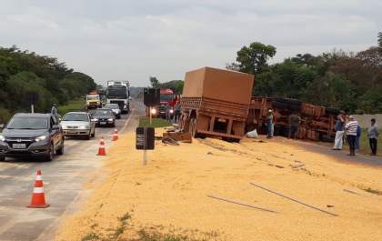 Caminhão tomba na Elyeser e trânsito fica lento