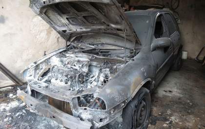 Carros são incendiados com minutos de diferença. Aconteceu nesta madrugada