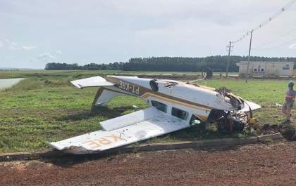 Piloto sobrevive após avião cair em pátio de indústria em MS