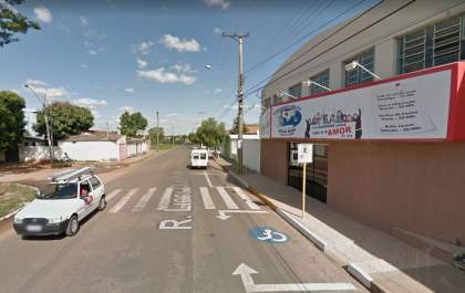 Professora bate carro em veículos parados de pessoas que estavam em igreja
