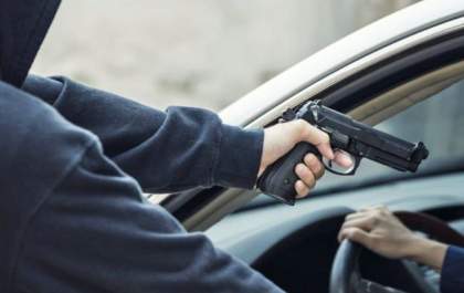Casal rende motorista para roubar carro, mas não consegue ligar o veículo