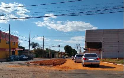 Semáforo em cruzamento na Odorindo Perenha é desligado para obras