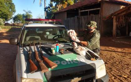 PM Ambiental apreende carne de capivara e prende homem com espingardas
