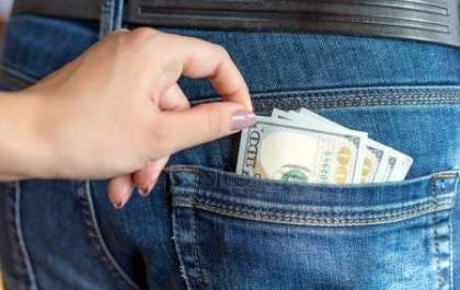 Idoso acusa amiga de furtá-lo durante o sexo
