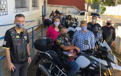 Bodes do Asfalto doam 160 cobertores para a Campanha do Agasalho de Araçatuba