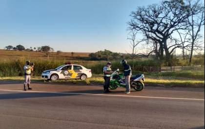 Homem morre ao bater moto de 1.000 cilindradas em Titan de entregador