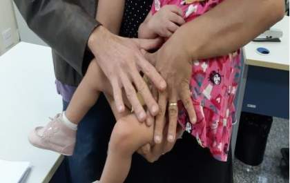 Menina de dois anos com paralisia cerebral é adotada em Três Lagoas