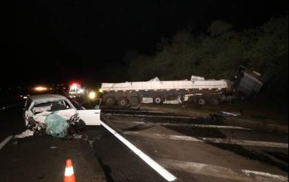 Carreta de Araçatuba invade pista contrária na Rondon e 2 pessoas morrem