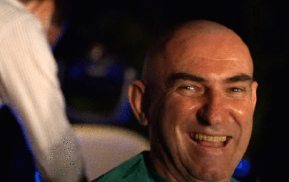 Prefeito de Santa Fé raspa a cabeça em `live solidária`