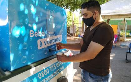 População bebe água à vontade em Aquamóvel da Águas Castilho
